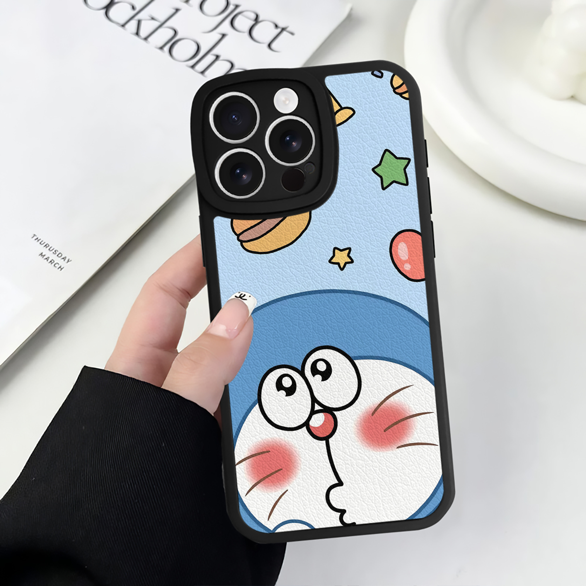 （画像用） ドラえもん Doraemon 【iPhone 16シリーズ対応】シリコンスマホケース（レザー調） 材質：シリコン
